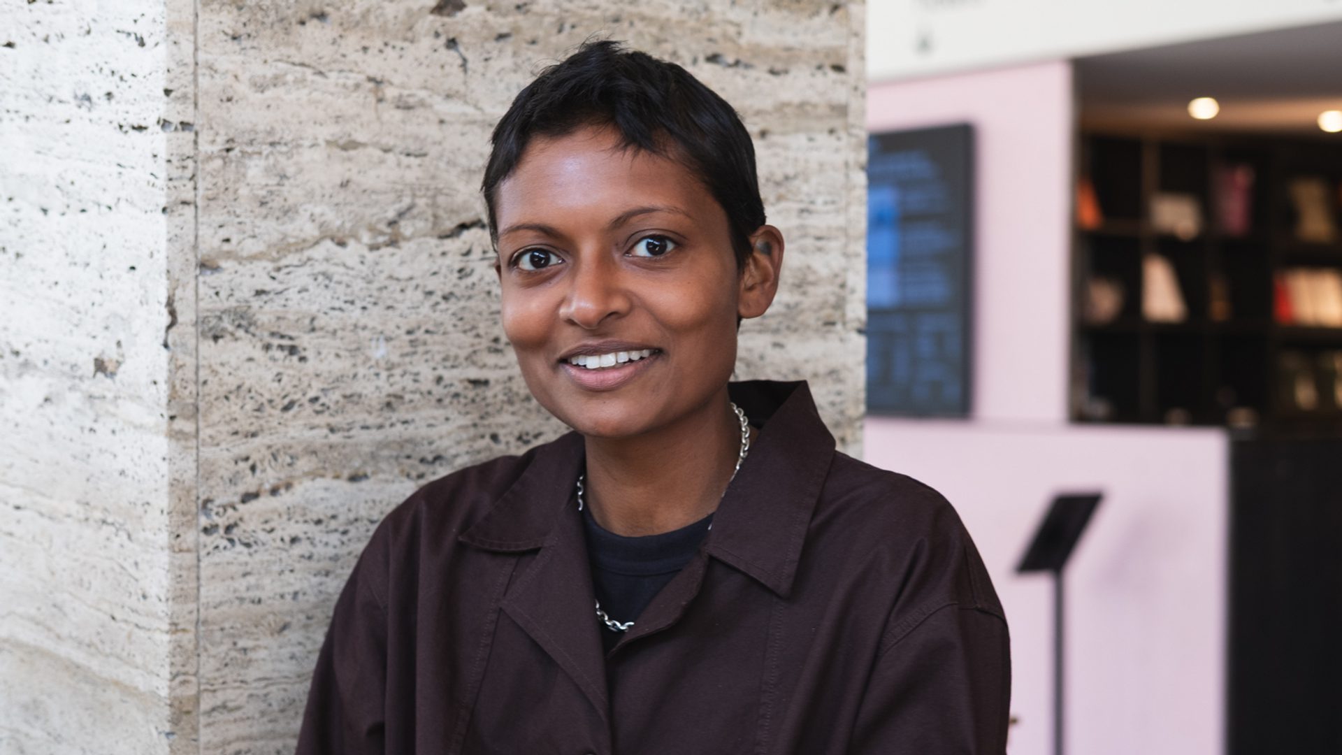 20250826 Ansattbilder Abirami Farger Web 04