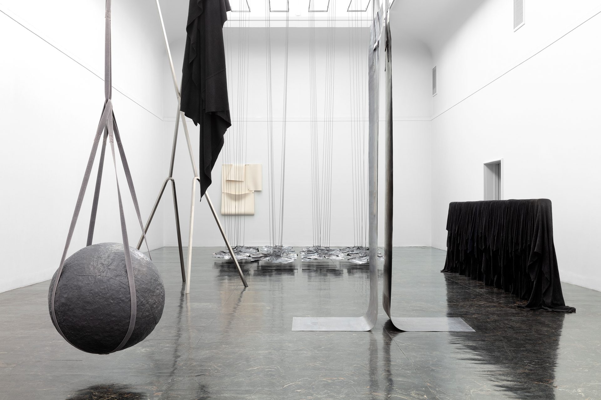 Hanne Tyrmi Hester dør stående 0001