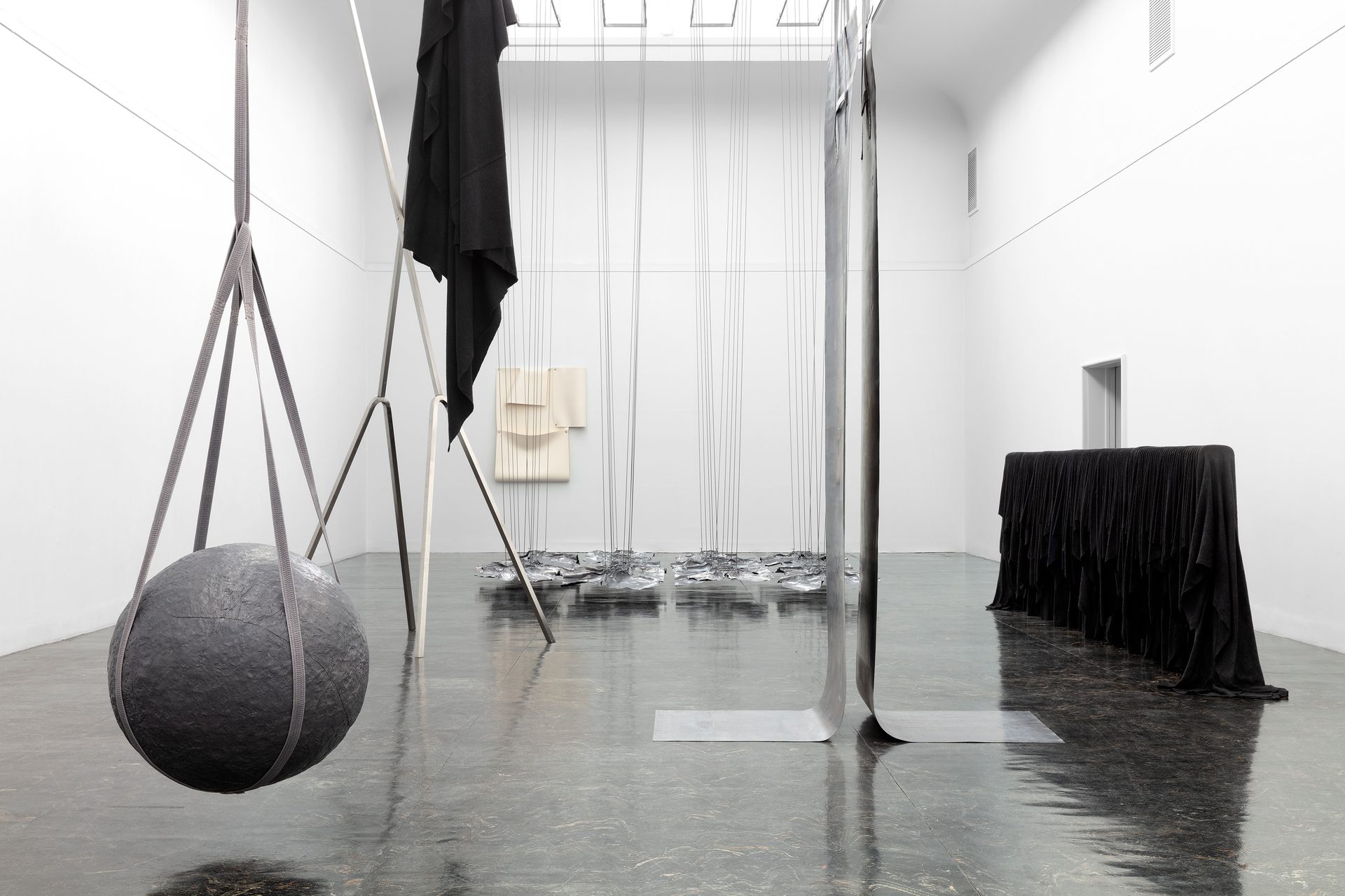 Hanne Tyrmi Hester dør stående 0001