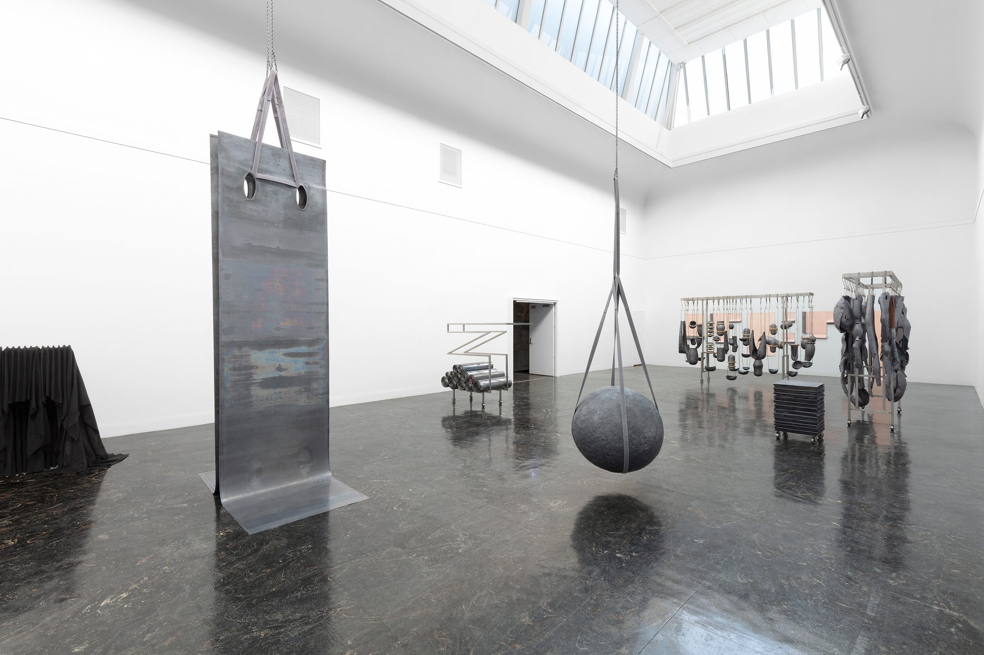 Hanne Tyrmi Hester dør stående 0358