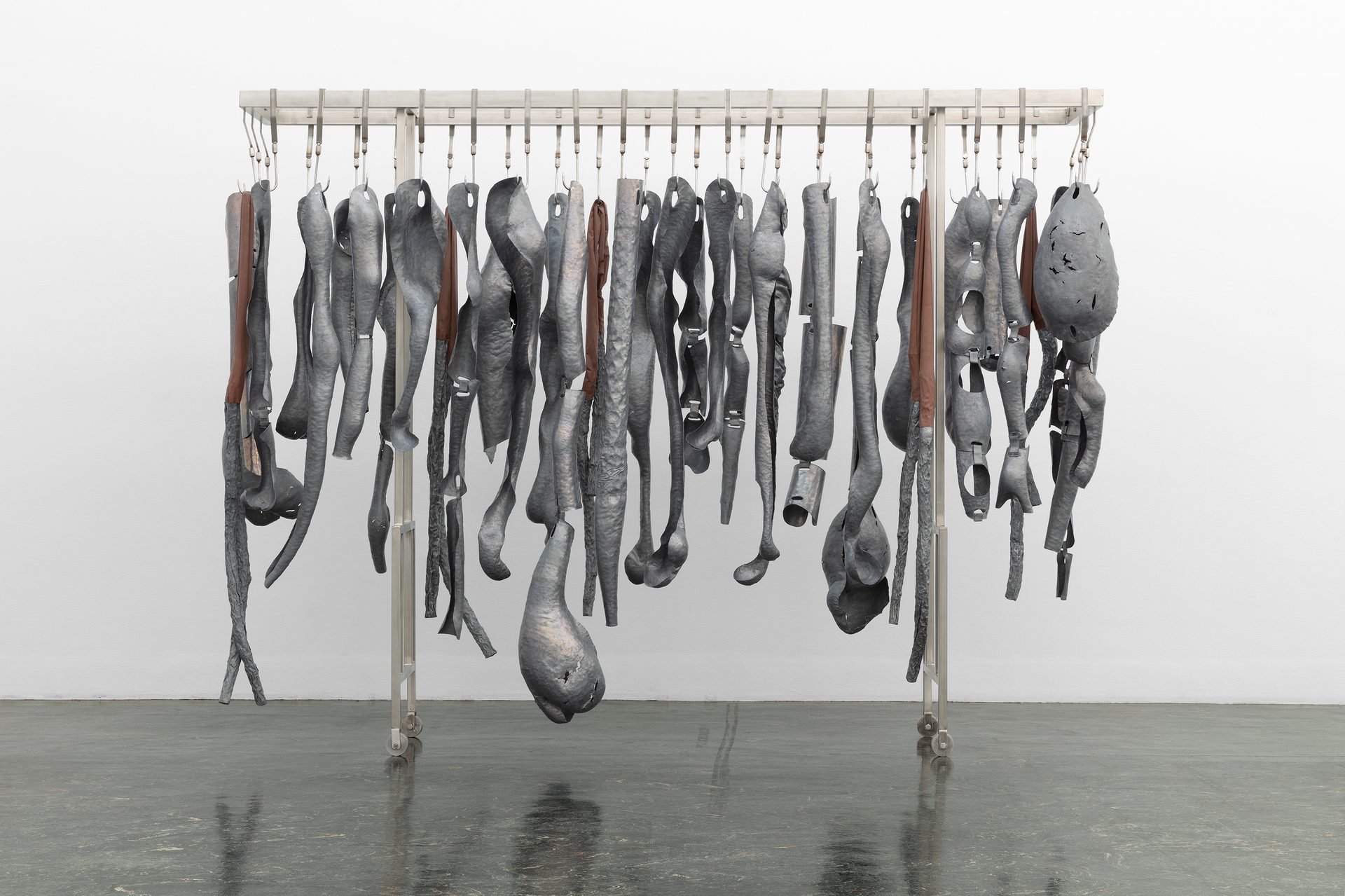 Hanne Tyrmi Hester dør stående 1061