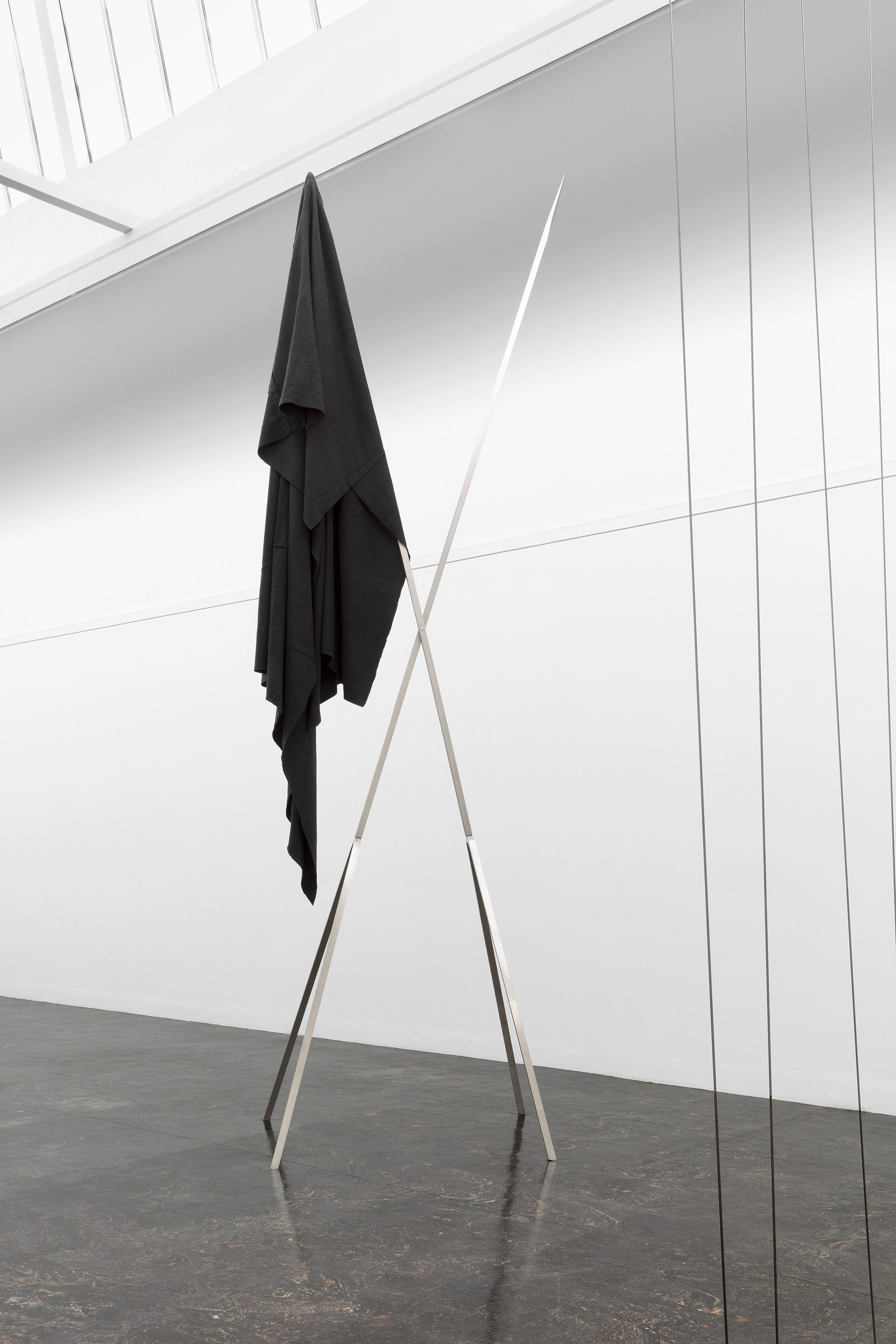 Hanne Tyrmi Hester dør stående 1085