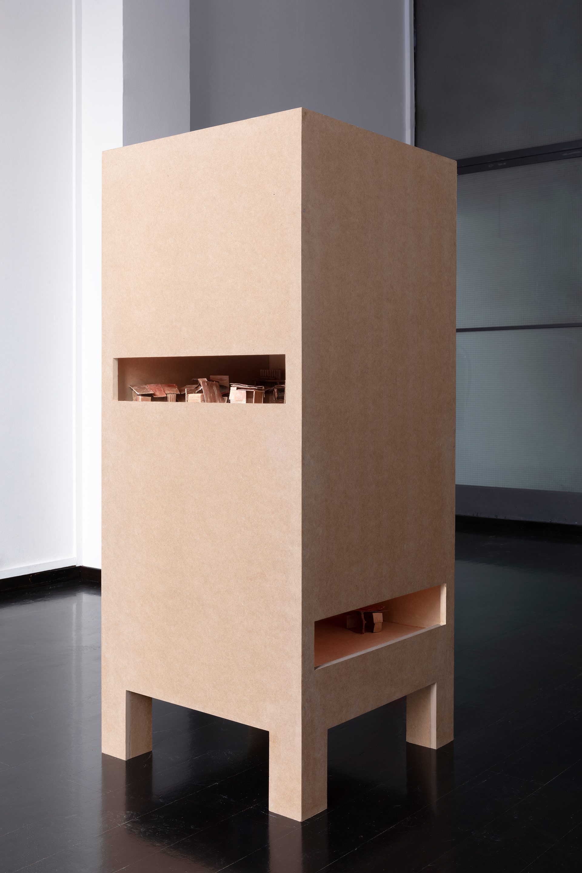 Hanne Tyrmi Hester dør stående 1200