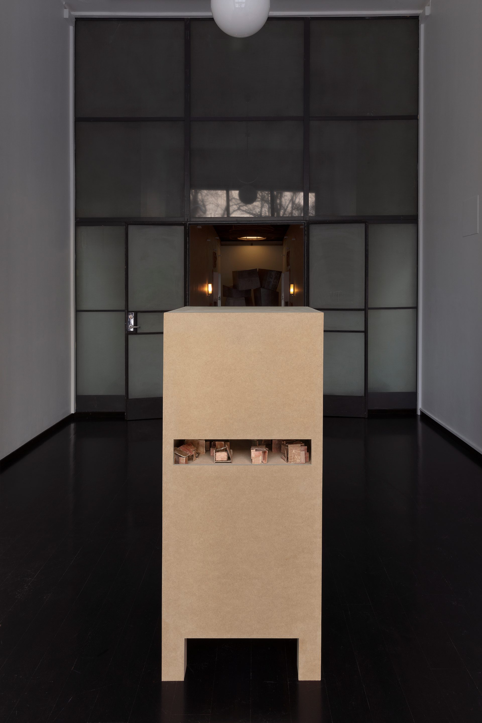 Hanne Tyrmi Hester dør stående 1214