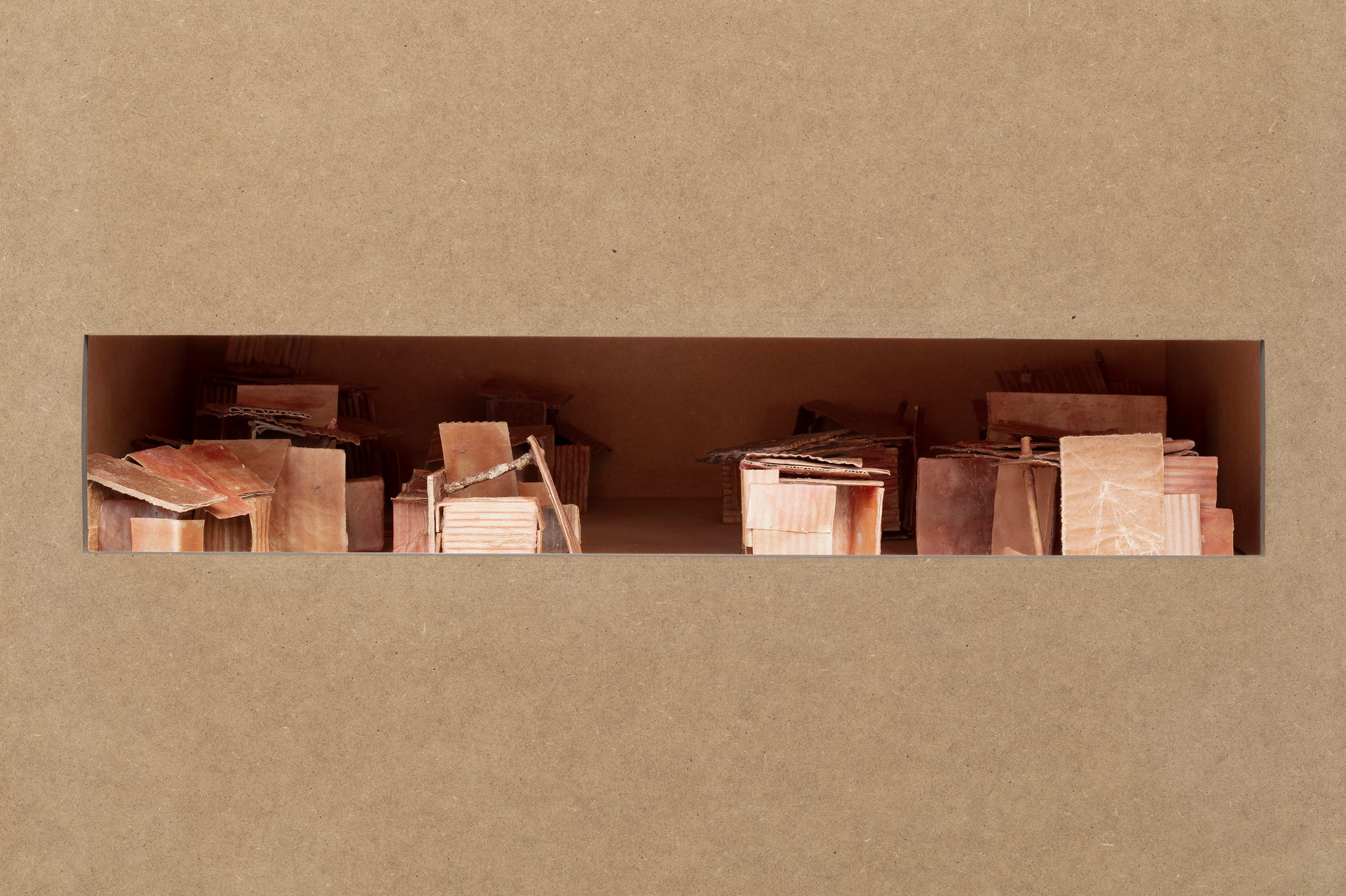 Hanne Tyrmi Hester dør stående 1219