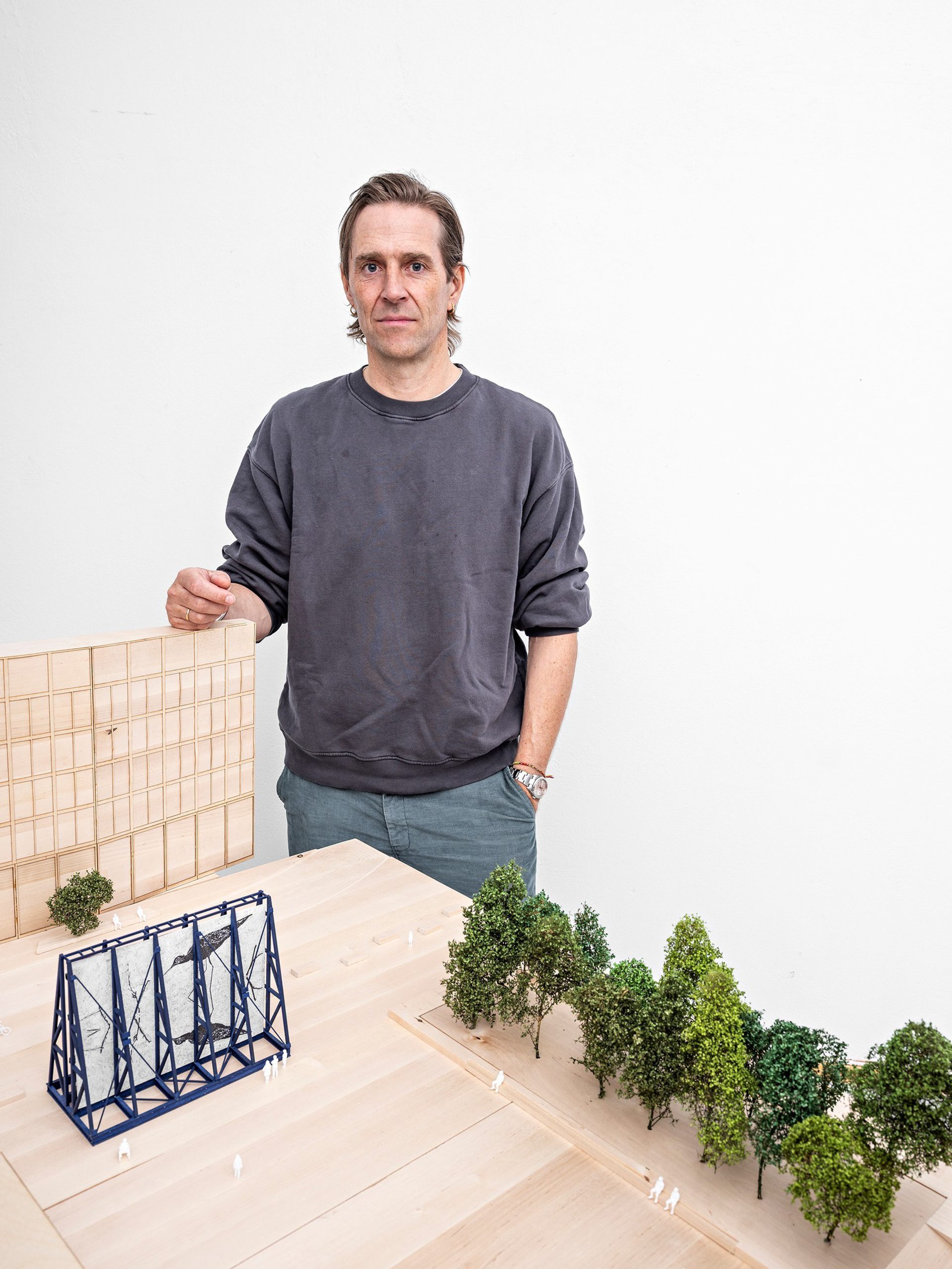 Matias Faldbakken with the model of "An Upholding". Both photos: Vegard Kleven/KORO