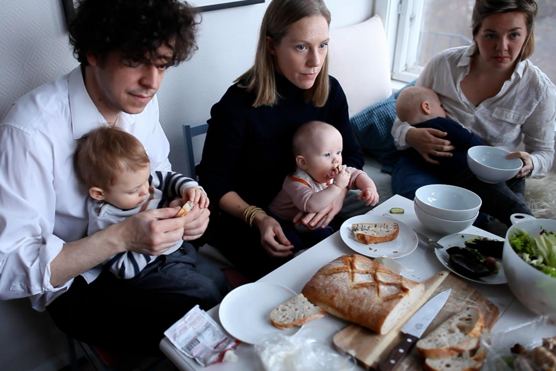 VI ER HER NA Bilde ved bord Foto Mariken Halle